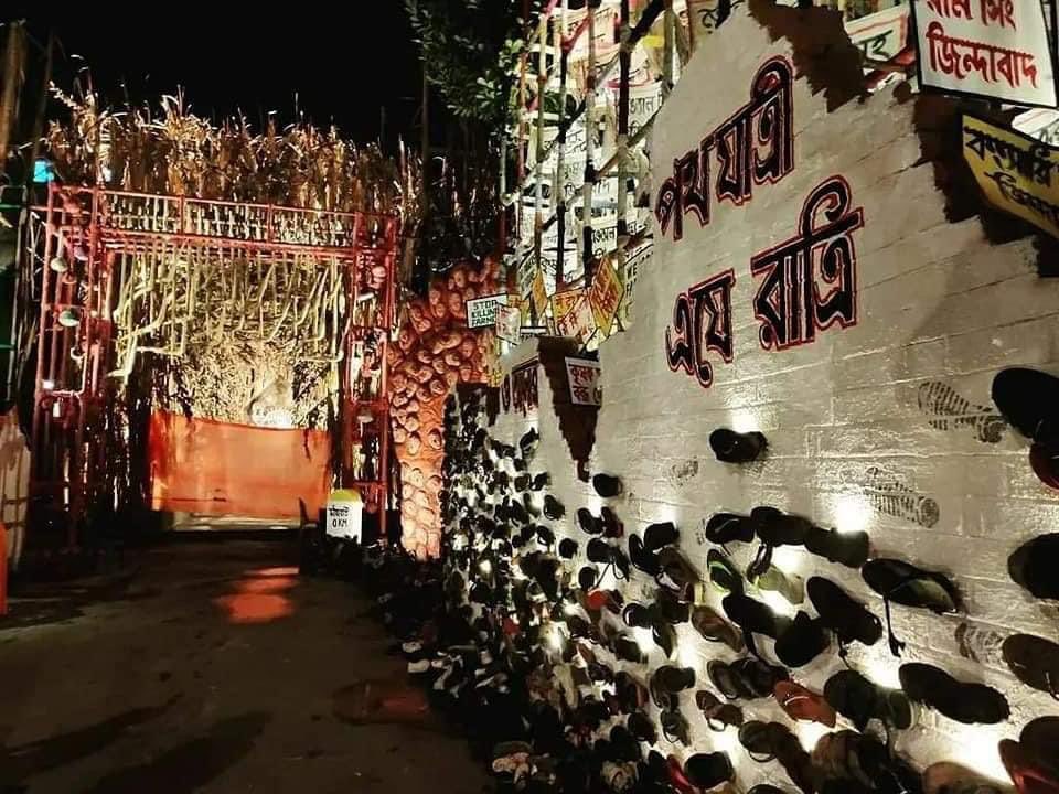 Durga Puja : जूते-चप्पल का इस्तेमाल कर दुर्गा पूजा पंडाल को सजाया, BJP-VHP ने किया विरोध